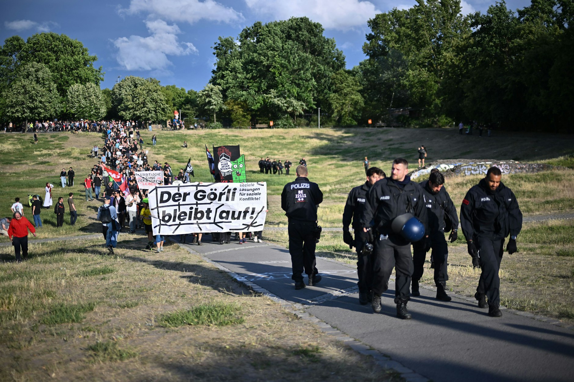 Eine Demonstration gegen den geplanten Zaunbau im Görlitzer Park. Diese Maßnahme soll nicht von den Einsparungen betroffen sein.