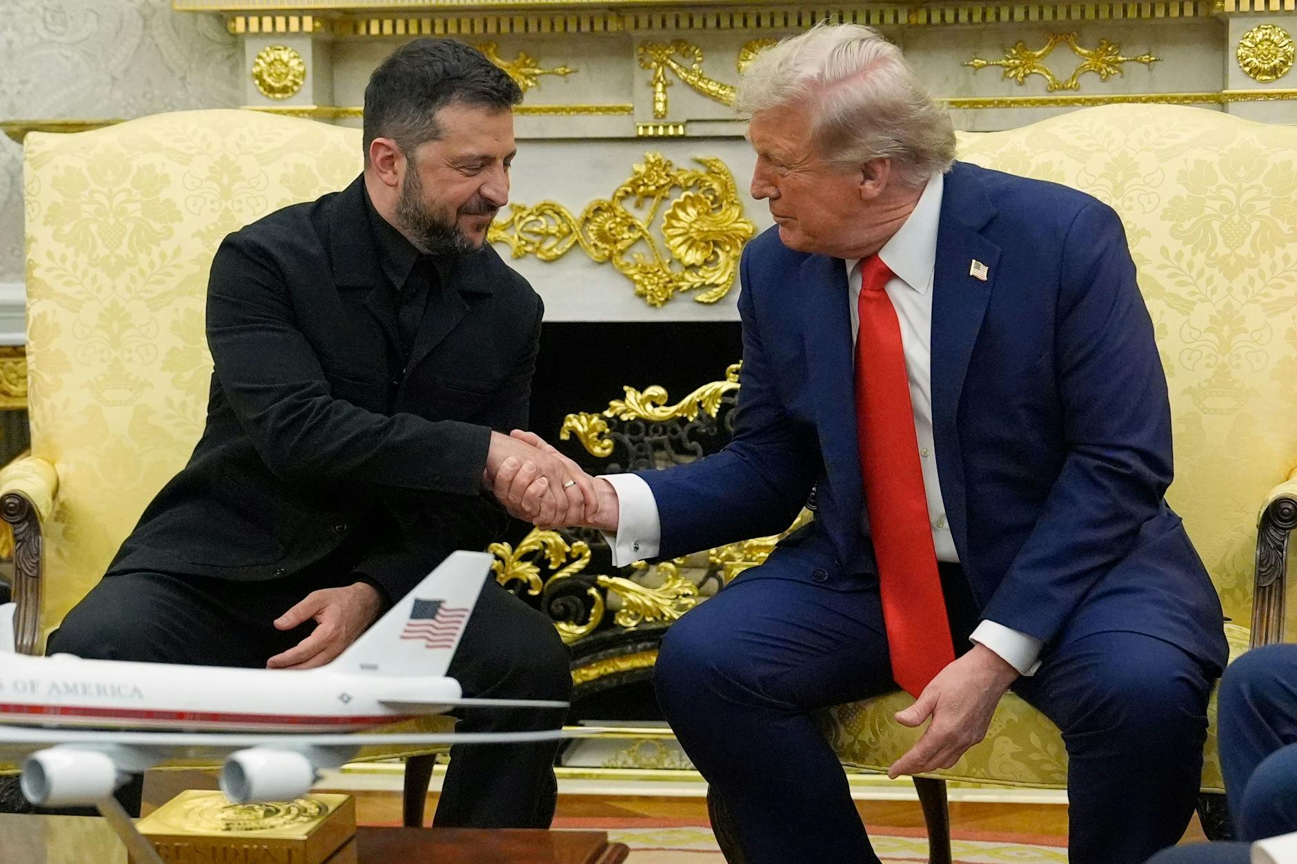 US-Präsident Donald Trump (r.) beim Treffen mit Wolodymyr Selenskyj, dem Präsidenten der Ukraine, im Oval Office im Weißen Haus am Montag