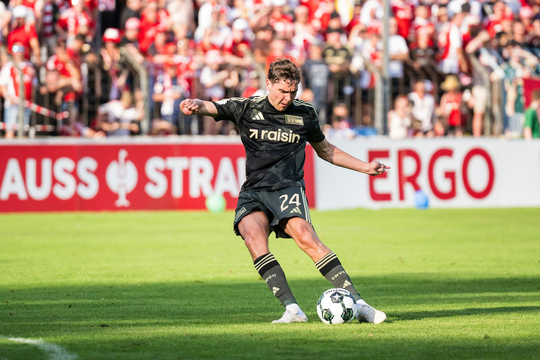 Bei diesem Freistoß hat Robert Skov auf Trainer Steffen Baumgart gehört und die Führung in Gütersloh für den 1. FC Union Berlin erzielt.