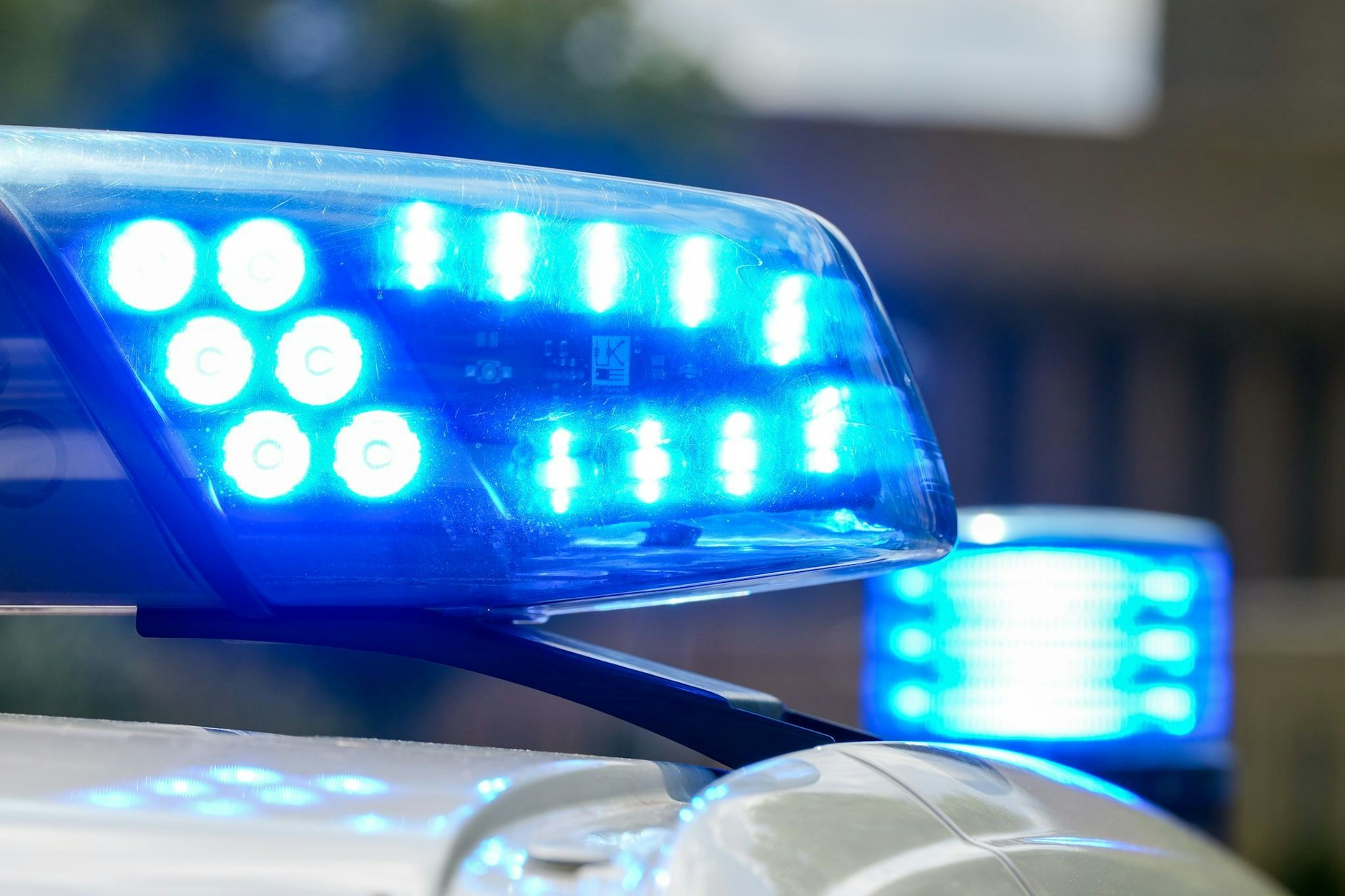 Die Polizei suchte mit Bildern nach der jungen Mutter.