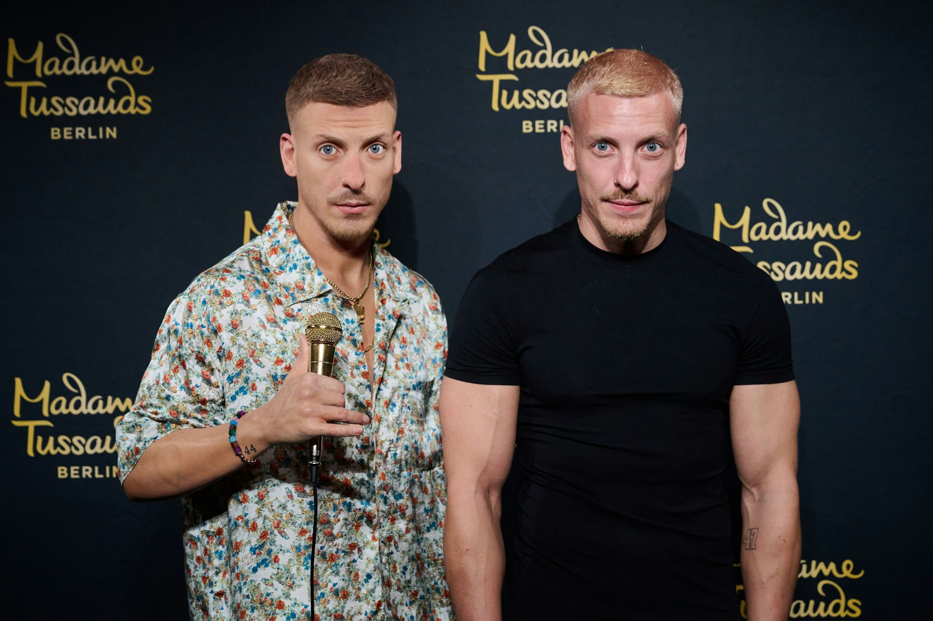 Der Berliner Comedian und Podcaster Felix Lobrecht (in echt rechts) und Felix Lobrecht (in Wachs) bei Madame Tussauds in Berlin