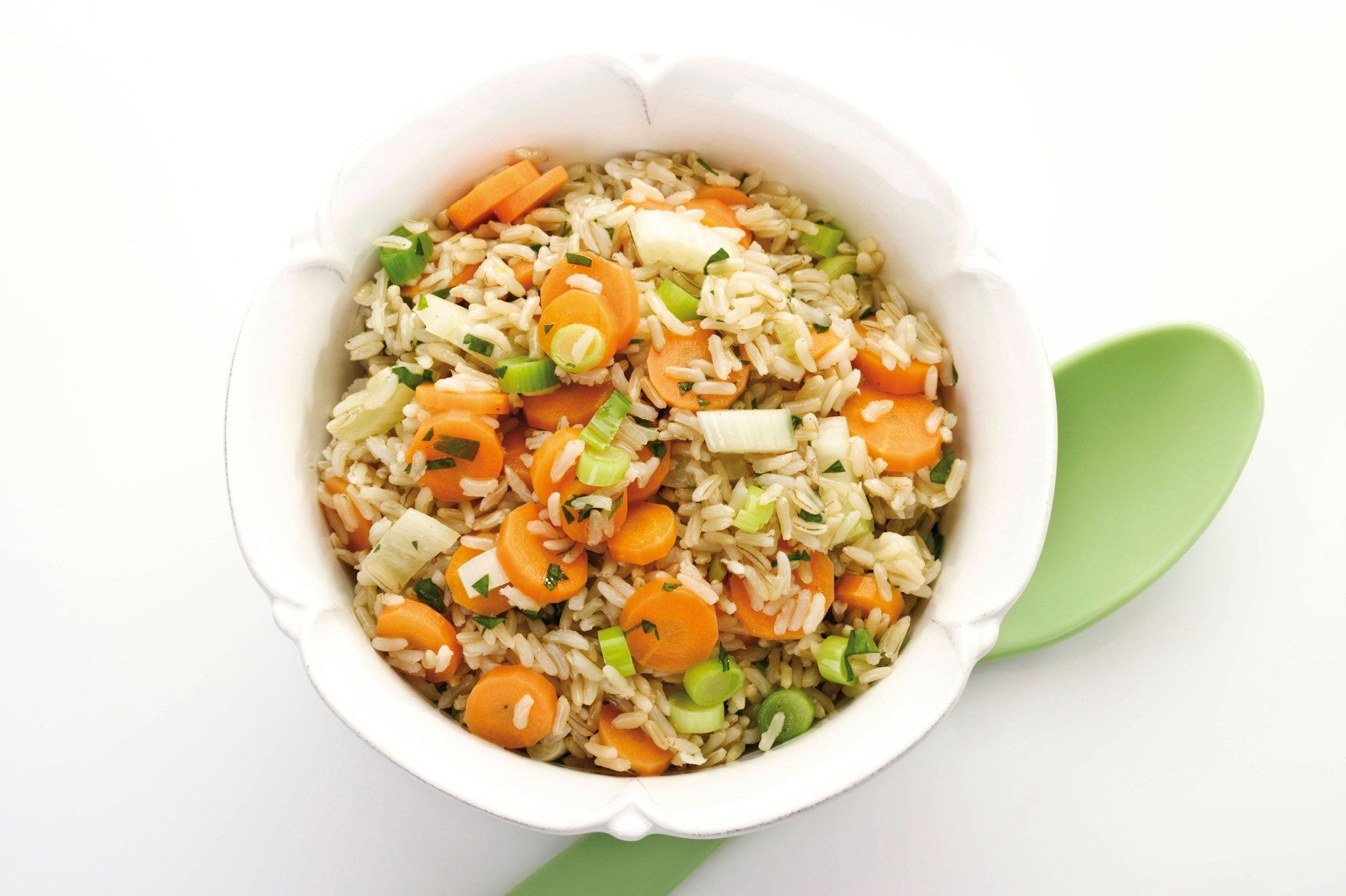 Der Reissalat mit Hähnchen, Karotten und Lauch ist eine tolle Kombination aus süß und herzhaft.