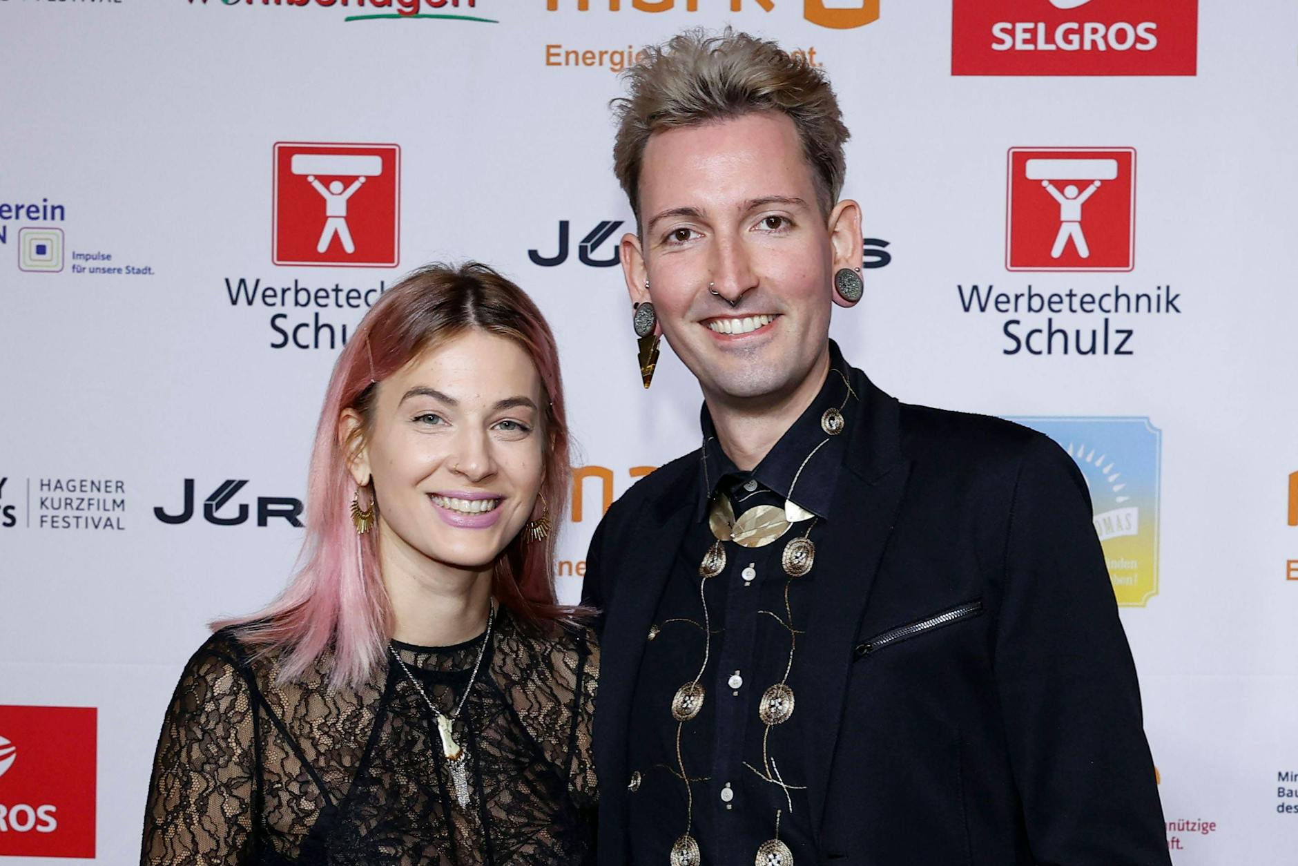 Fabian Kahl mit seiner Verlobten Yvonne Arnolds. Das Paar wird immer wieder mit heftigen Videos konfrontiert, die im Netz über den Star aus Bares für Rares auftauchen.