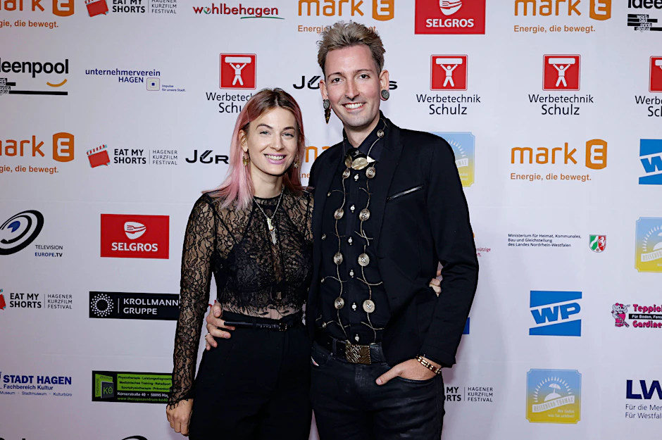 Fabian Kahl mit seiner Verlobten Yvonne Arnolds. Das Paar wird immer wieder mit heftigen Videos konfrontiert, die im Netz über den Star aus Bares für Rares auftauchen.