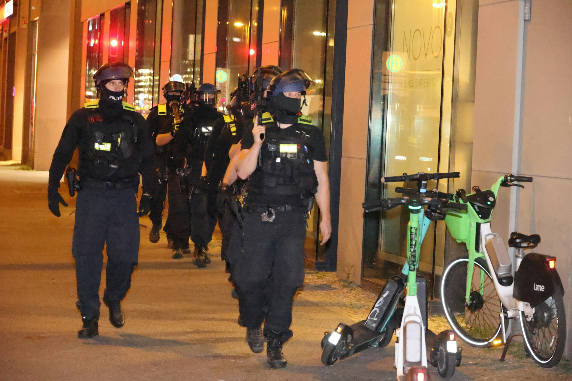 Kurz vor Mitternacht rückten mit Maschinenpistolen bewaffnete Polizisten gegen ein Haus auf der Fischerinsel vor.