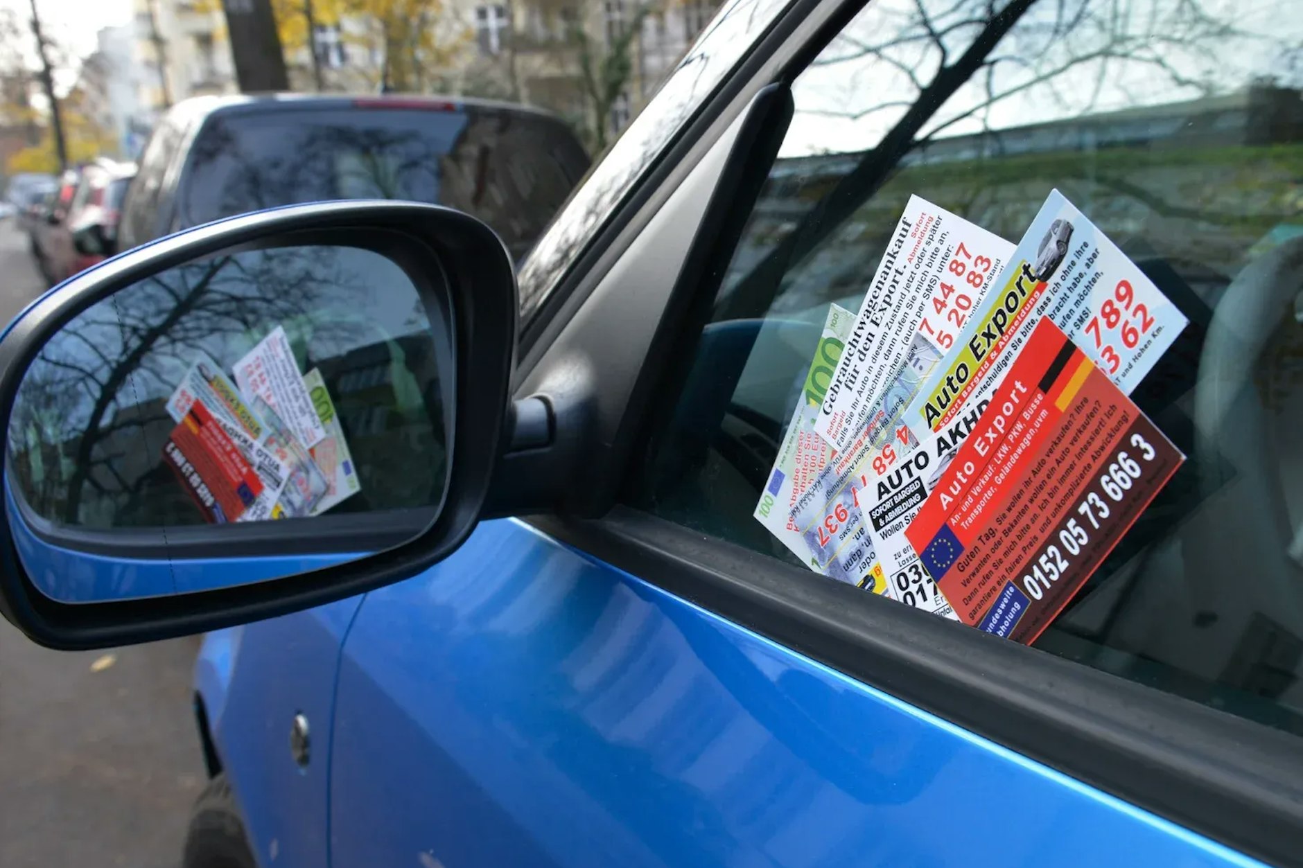 Lässt man das Auto länger stehen, stapeln sich die Werbekärtchen schon mal. Das nervt.