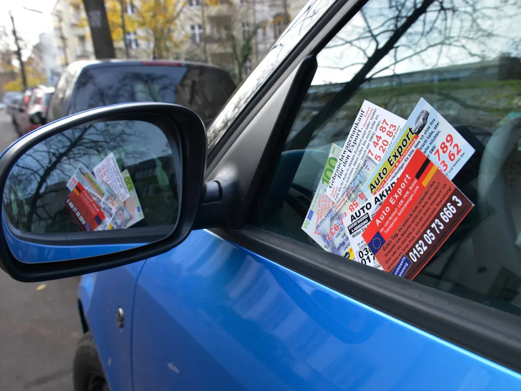 Krass: Auch Wohnungseinbrecher freuen sich über Werbekärtchen an Autos