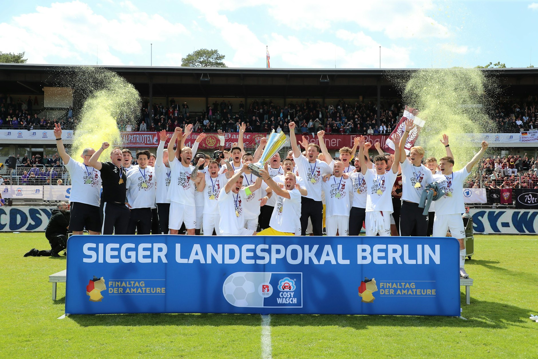 Die Spieler des BFC Dynamo feiern den Sieg im Finale des Berlinpokals 2025.
