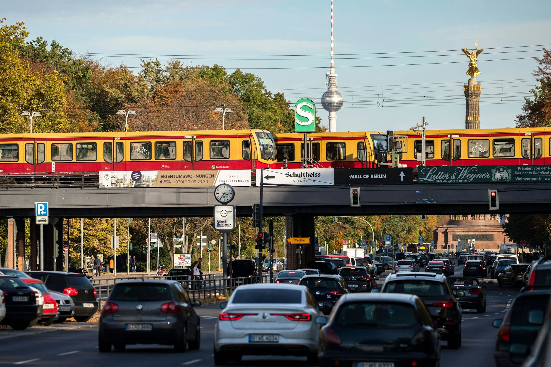 Am S-Bahnhof Tiergarten überquert die S-Bahn die Straße des 17. Juni. Auch an dieser Station entlang der Berliner Stadtbahn treten neuerdings immer öfter Stellwerksstörungen auf.