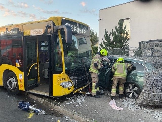 Unfall in Köpenick: Auto rammt BVG-Bus - fünf Verletzte