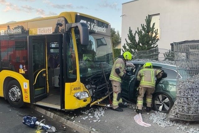 Einsatzkräfte der Feuerwehr mussten den Fahrer aus seinem Auto befreien.