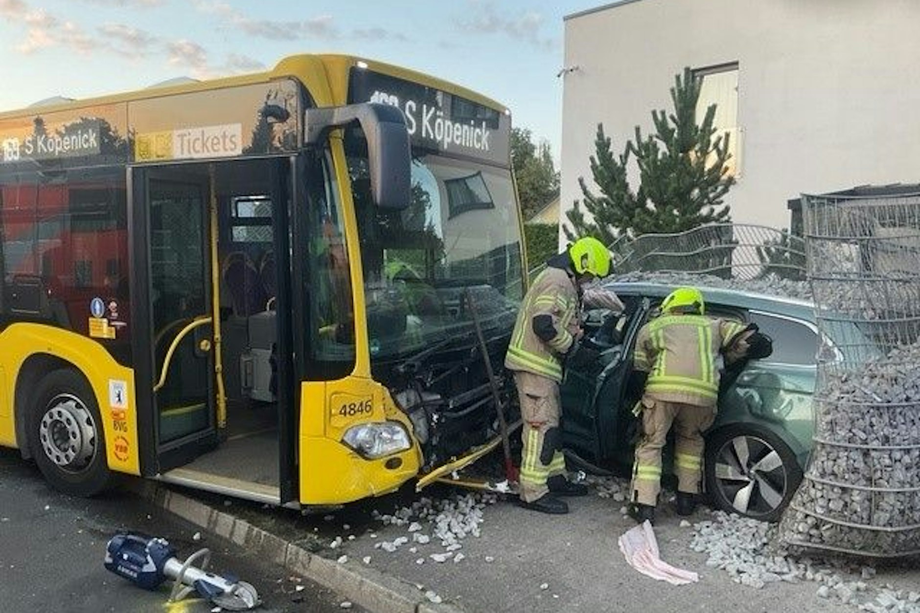 Einsatzkräfte der Feuerwehr mussten den Fahrer aus seinem Auto befreien.