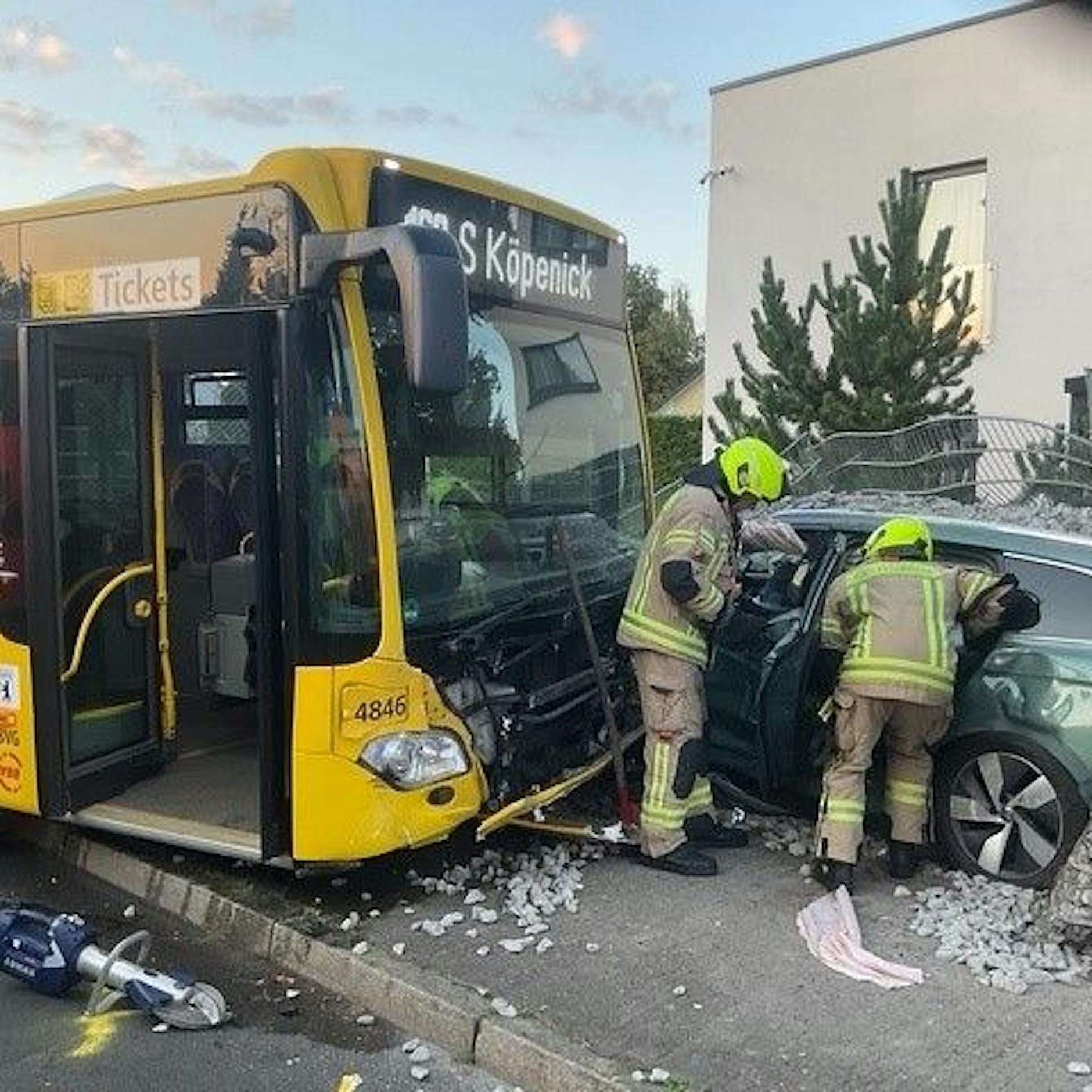 Unfall in Köpenick: Auto rammt BVG-Bus - fünf Verletzte