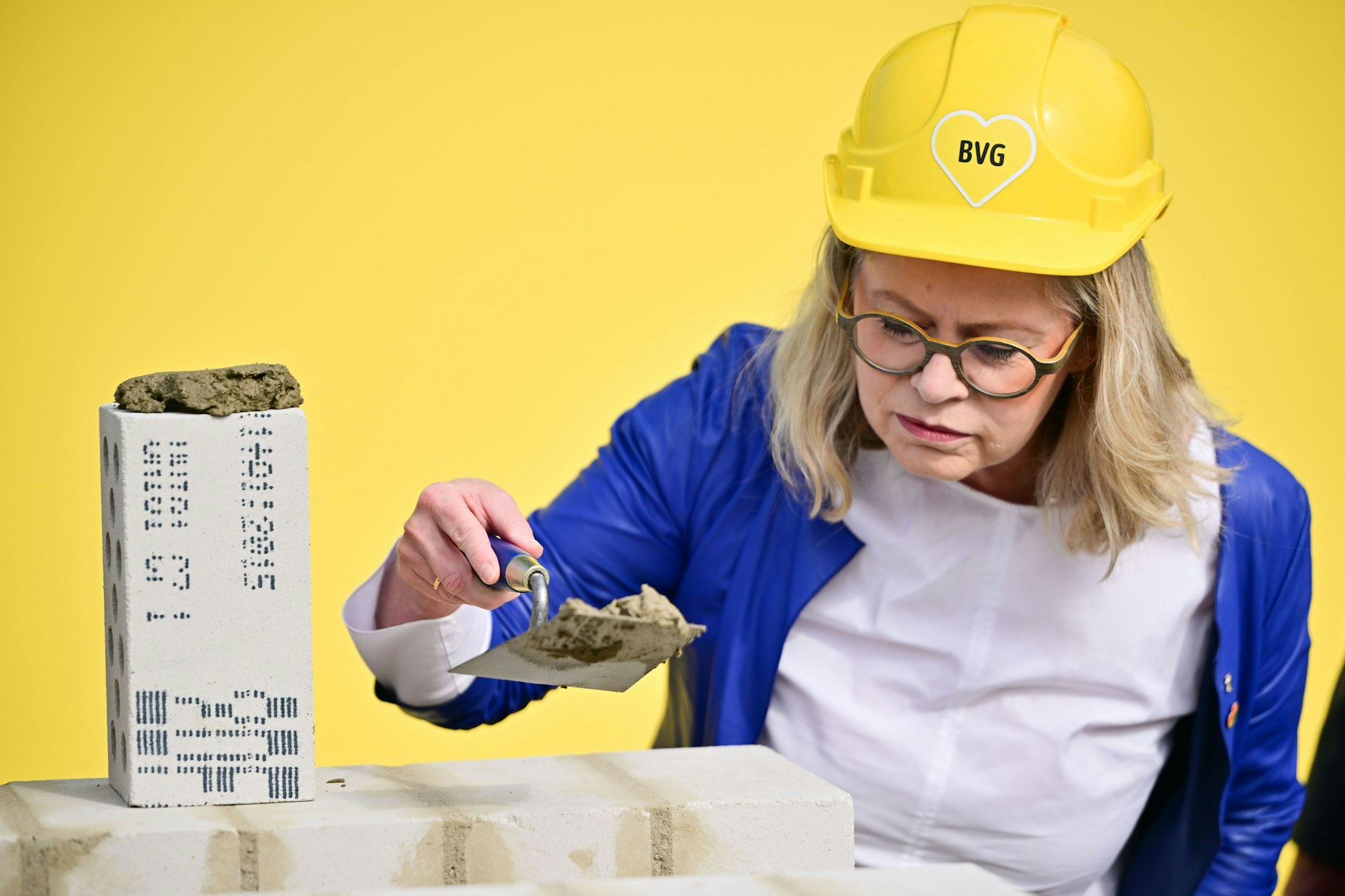 „Ich nutze selbst das Deutschlandticket“: Verkehrssenatorin Ute Bonde (CDU) bei der Grundsteinlegung für den E-Bus-Betriebshof in der Säntisstraße in Marienfelde.