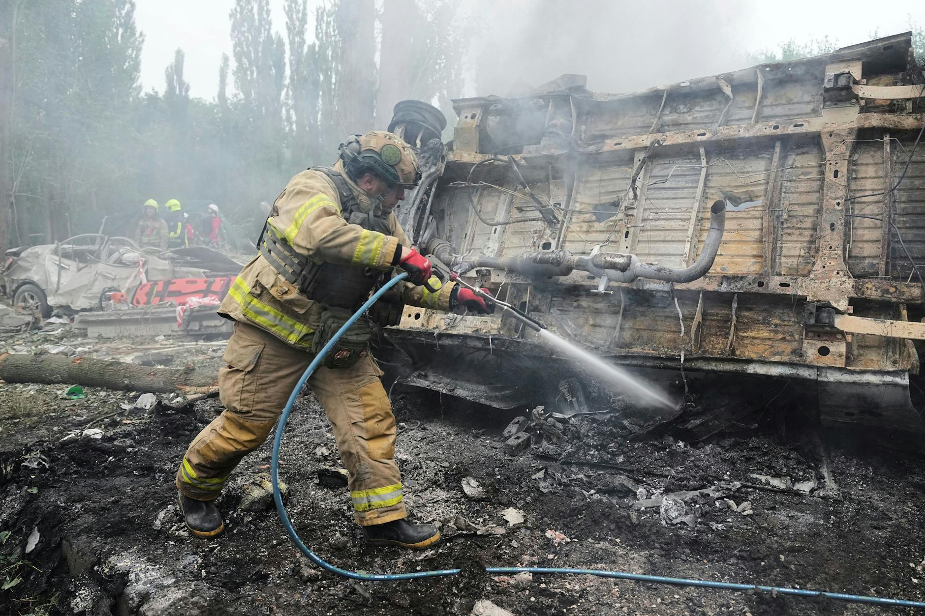 Ukrainische Einsatzkräfte löschen ein Feuer nach einem russischen Raketenangriff.