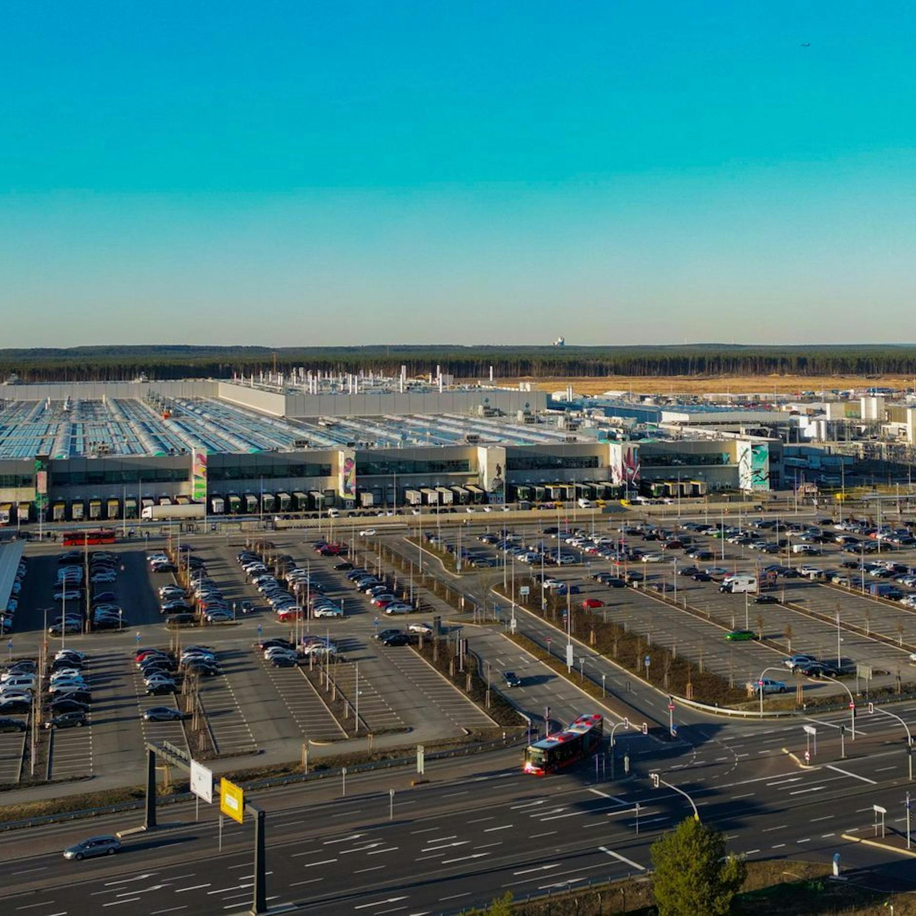 Image - Batterie-Brand bei Tesla in Grünheide: Gelände gesperrt, Produktion zeitweise gestoppt