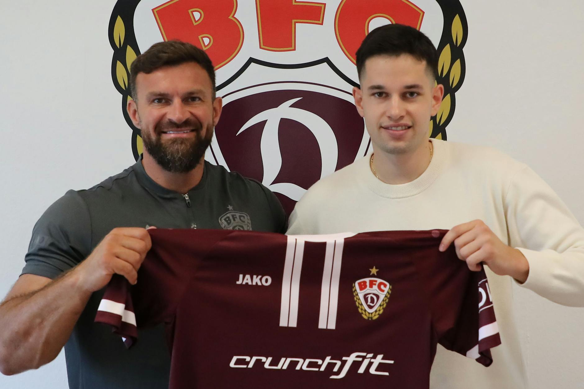 BFC-Sport-Geschäftsführer Enis Alushi präsentiert mit Dominik Pestic (r.) stolz den 20. Dynamo-Zugang für die Saison 2025/26.