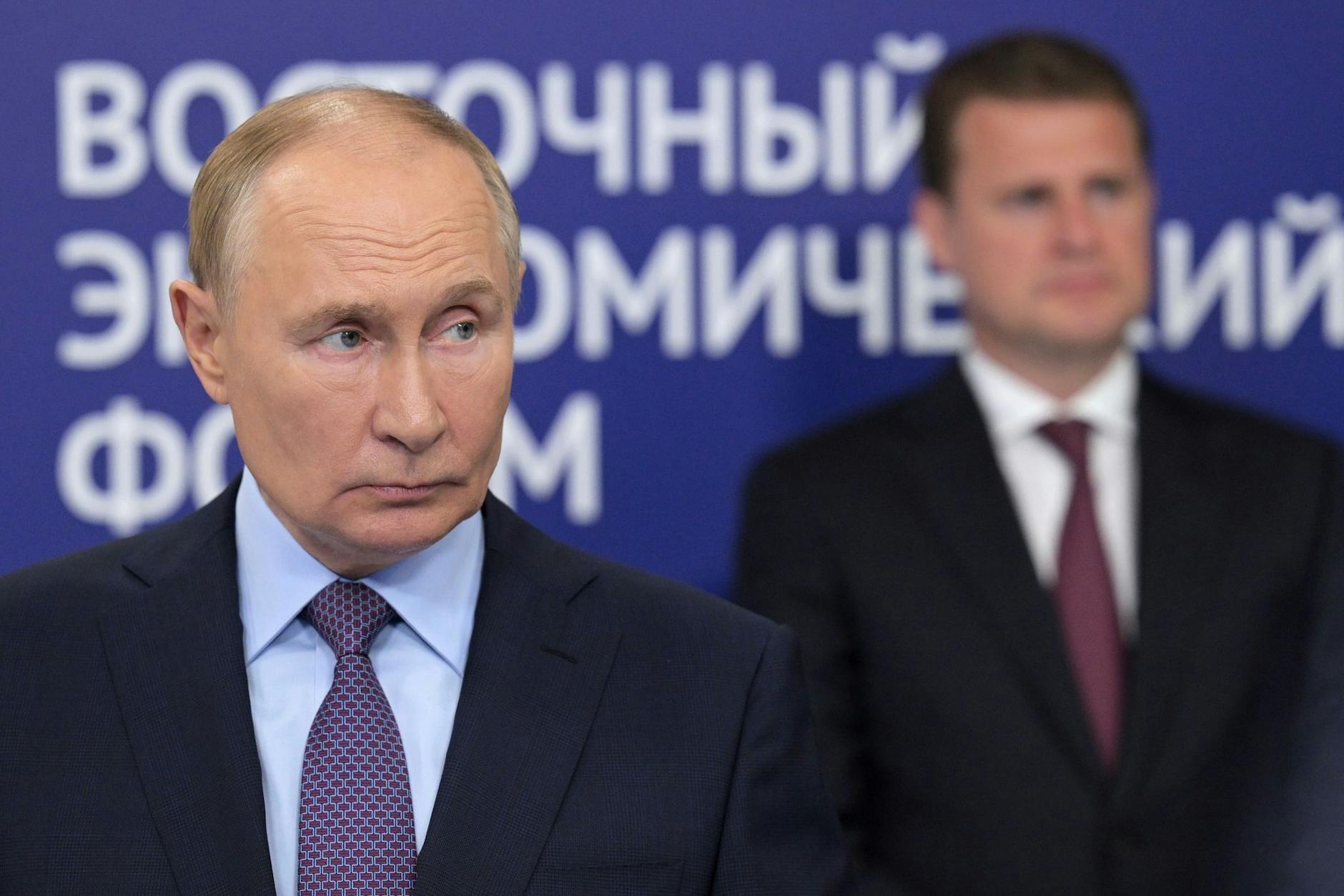Auf diesem von der staatlichen Nachrichtenorganisation Sputnik via AP veröffentlichten Foto spricht der russische Präsident Wladimir Putin (l) im September 2024 am Rande des Östlichen Wirtschaftsforums.