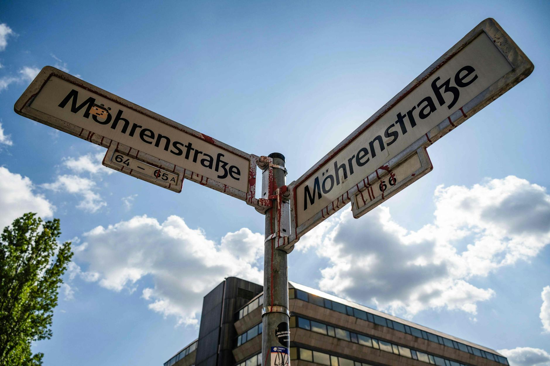 Spaßvögel regen zur kostgünstigen Umbenennung in Möhrenstraße an – ein Vorschlag zur besseren Sichtbarmachung von Vegetariern? Die Umbenennung der Mohren- in Anton-Wilhelm-Amo-Straße ist für Sonnabend geplant.