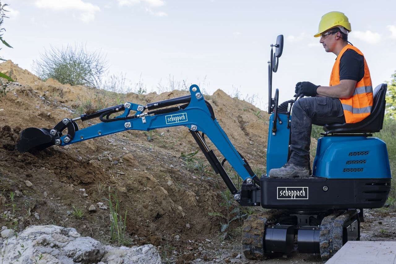 Der Minibagger EXC815 von Scheppach wird jetzt zum Verkaufshit im Lebensmitteldiscounter.