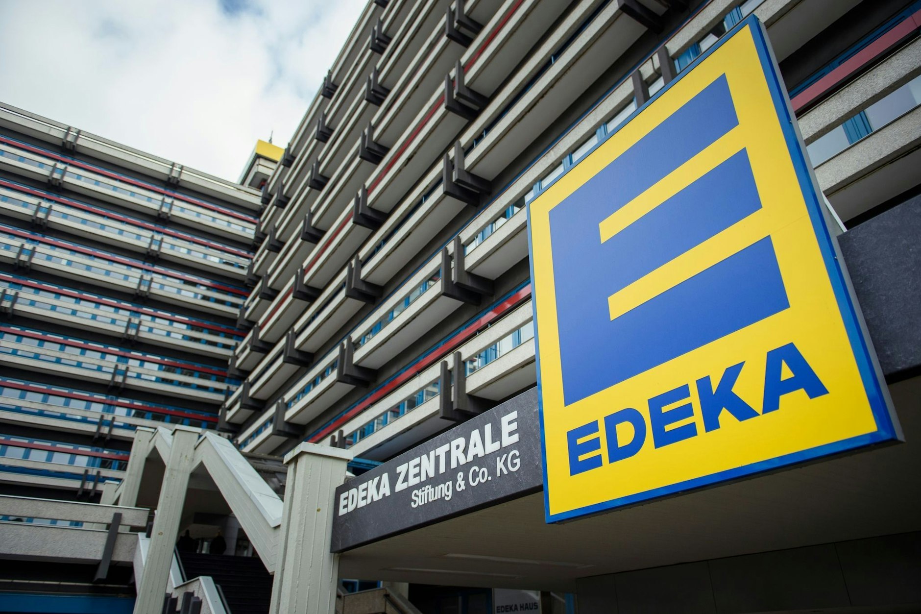 Die Zentrale von Edeka in Hamburg: Der Lebensmittel-Riese muss Waren zurückrufen.