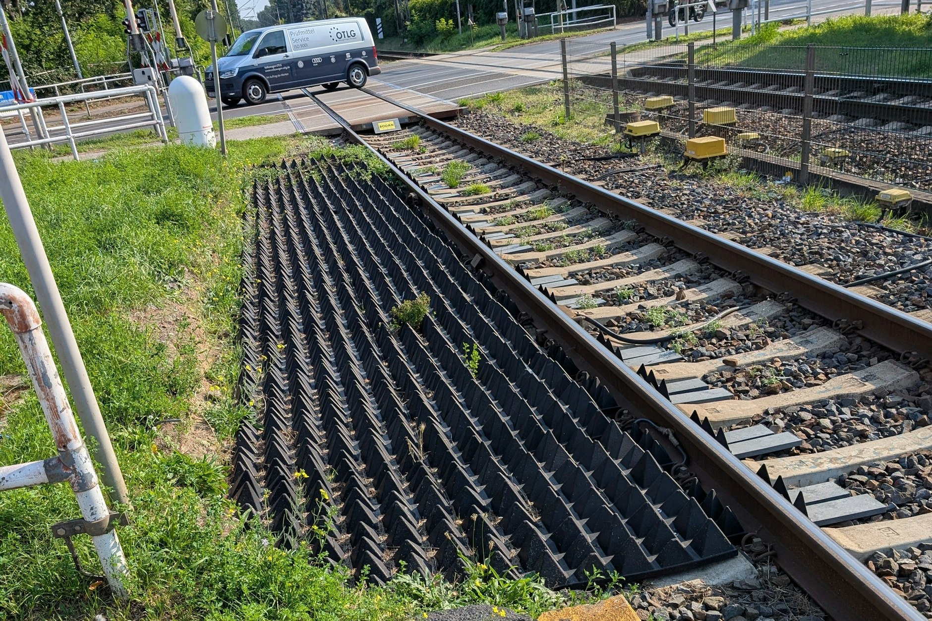 Besser den Bahnhof auf legalem Weg verlassen! Im Bahnhof Potsdam Medienstadt Babelsberg versperren Gumminoppenmatten den direkten Weg vom Bahnsteig zur Großbeerenstraße.