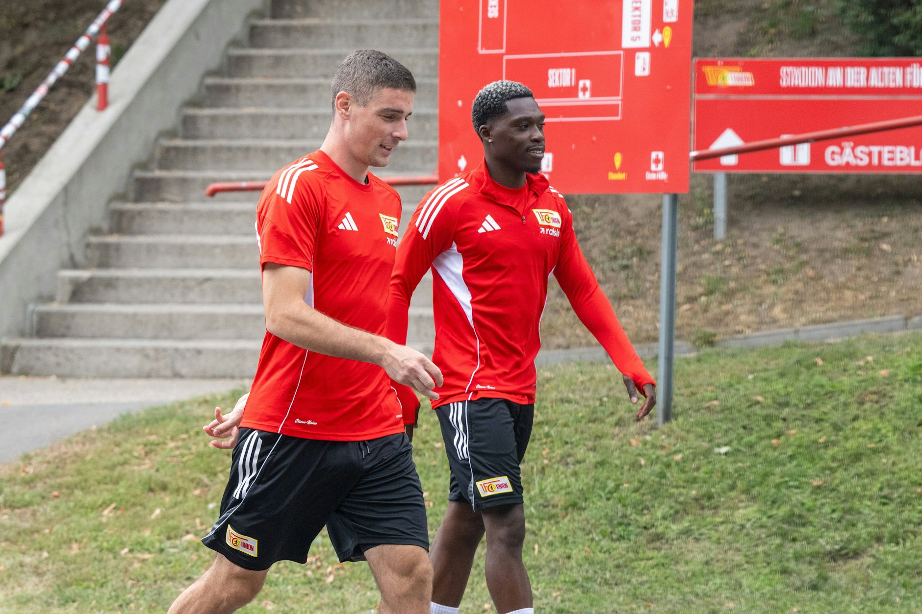 Andrej Ilic (l.) steht für den 1. FC Union Berlin gegen Stuttgart in der Startelf, für Derrick Köhn reicht es zumindest für einen Platz auf der Bank.