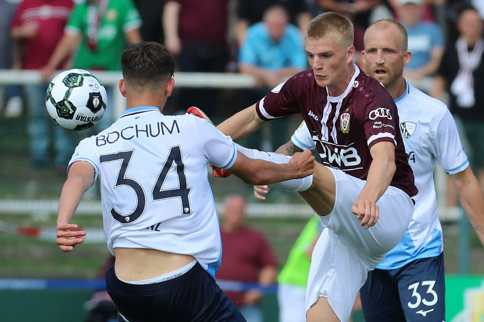 Hoch das Bein! Levin Mattmüller (M.) vom BFC Dynamo lässt sich im DFB-Pokal gegen Zweitligist Bochum auch nicht Cajetan Lenz von Philipp Hofmann (r.) einschüchtern.