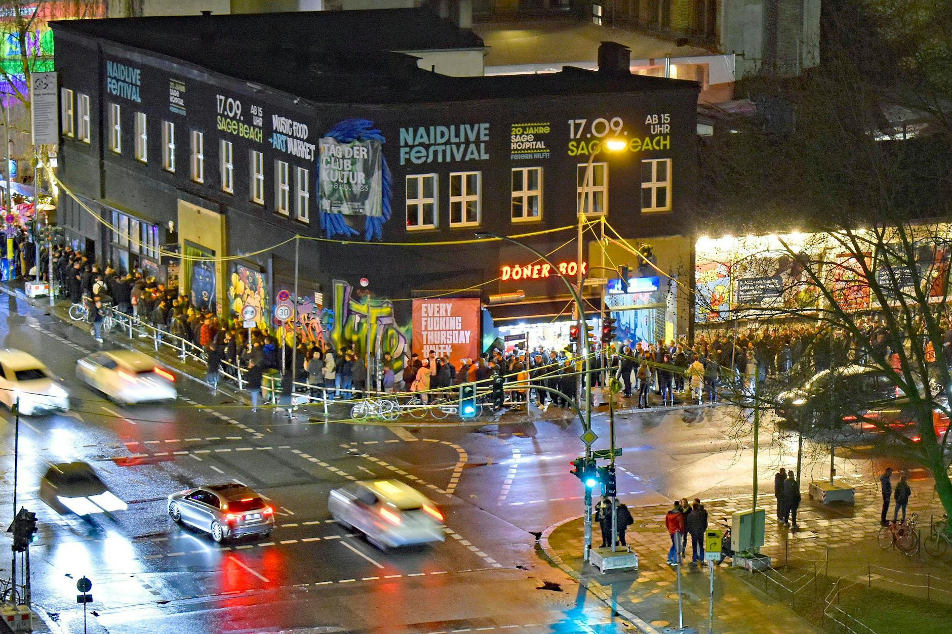 Gewohntes Bild in Berlin-Mitte: Stundenlanges Schlangestehen vorm legendären KitKat-Club