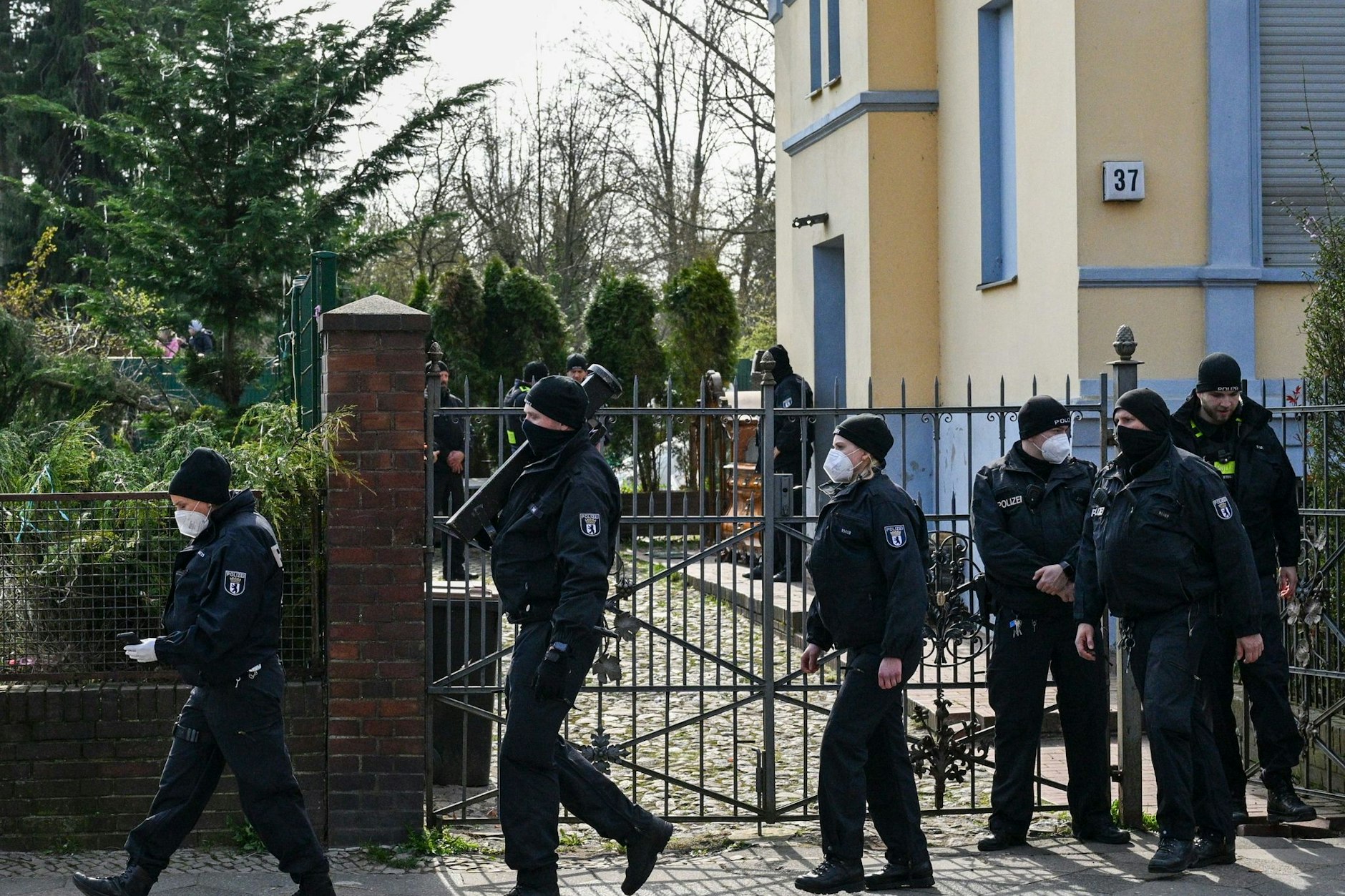 In Alt-Buckow hat ein Clan eine Villa bewohnt, die von der Polizei durchsucht wurde.