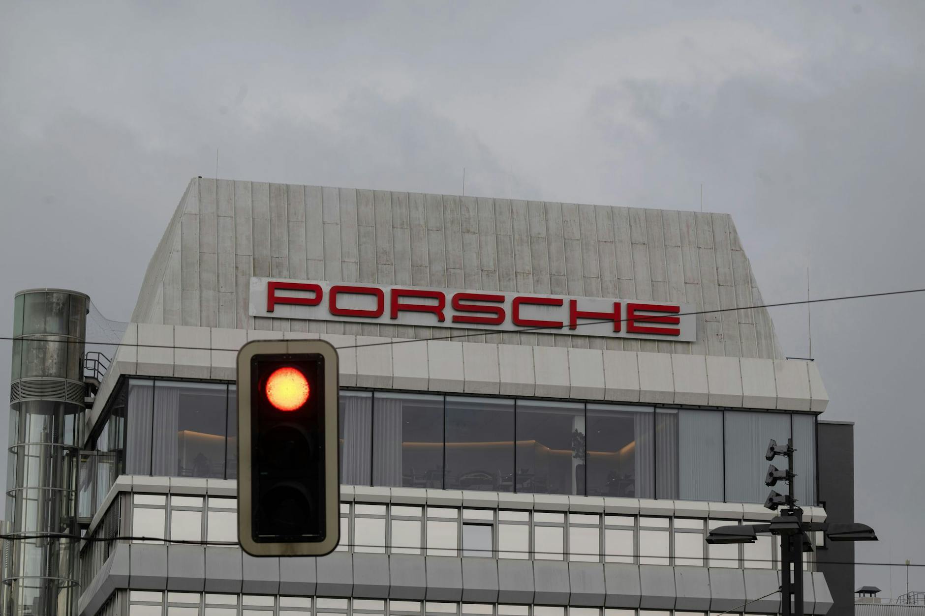 Nach dem Ende der Batterie-Tochter Cellforce spitzt sich die Krise bei der VW-Tochter Porsche zu.
