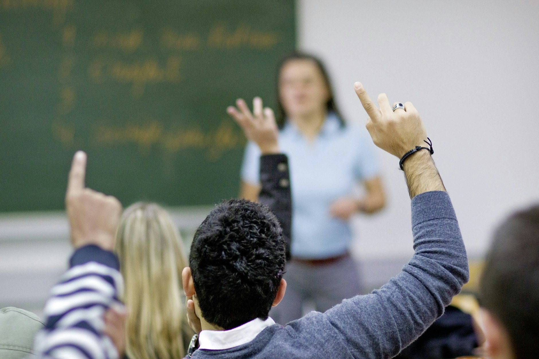 Seit 2009 ist eine Lehrerin krankgeschrieben. Erst nach 15 Jahren wehrt sich ihr Dienstherr dagegen.
