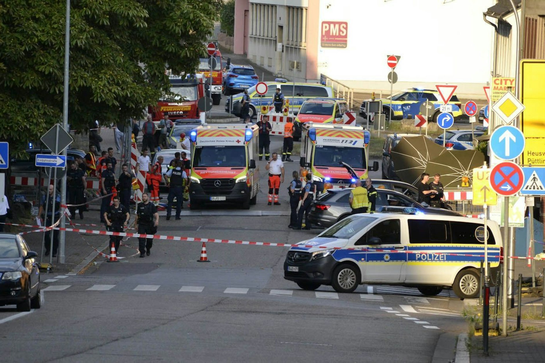 Großeinsatz von Polizei und Rettungskräften in der Völklinger Innenstadt. Als zwei Polizeibeamte einen Tankstellenräuber zu Fuß verfolgen, kam es zu einer Auseinandersetzung. Der Täter konnte einem der Beamten die Schusswaffe entreißen und mehrfach auf die Polizisten geschossen Foto: