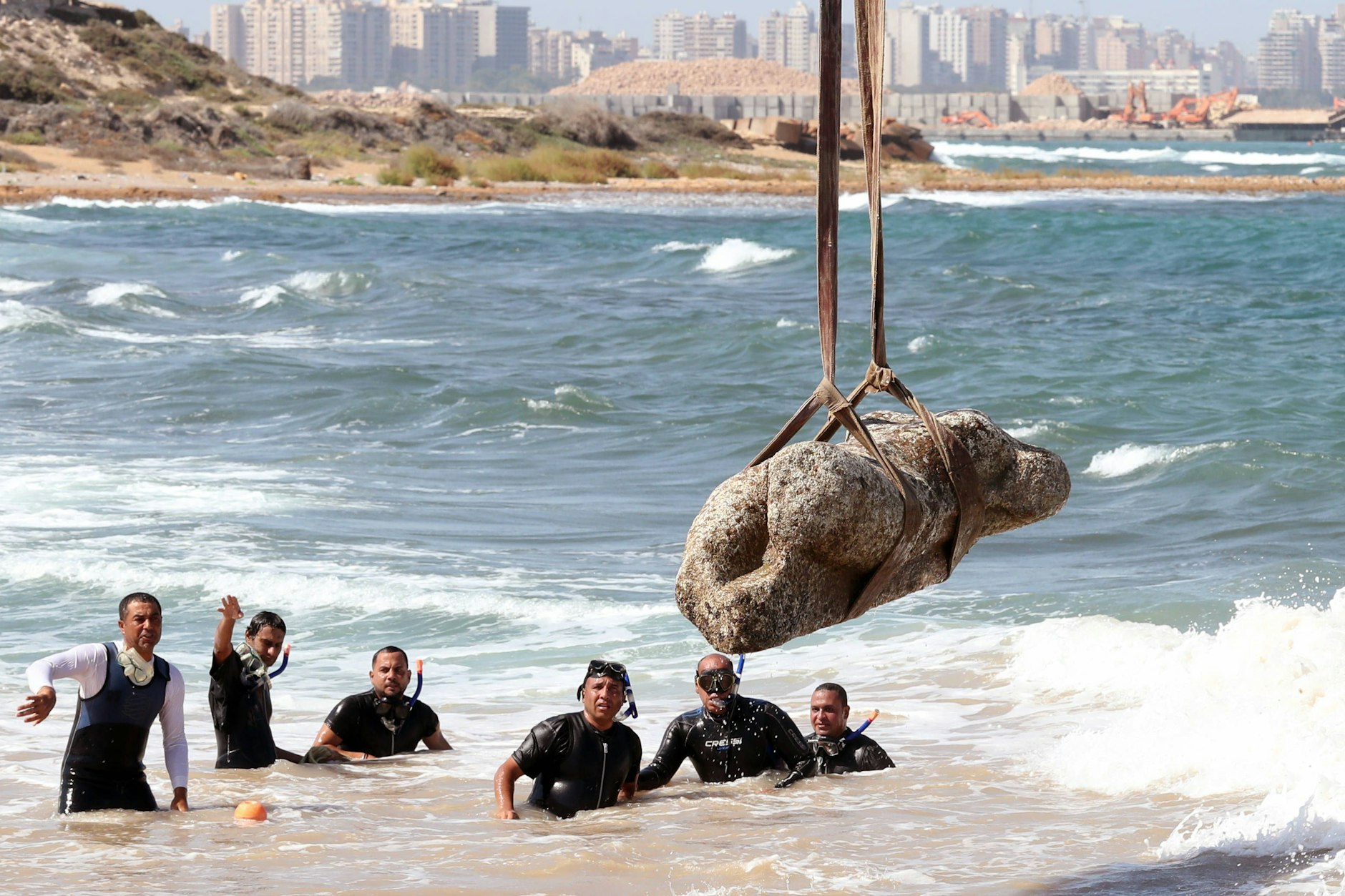 Ägypten: Taucher heben Artefakte aus dem Meer, nachdem eine versunkene Stadt am Grund wiedergefunden wurde.