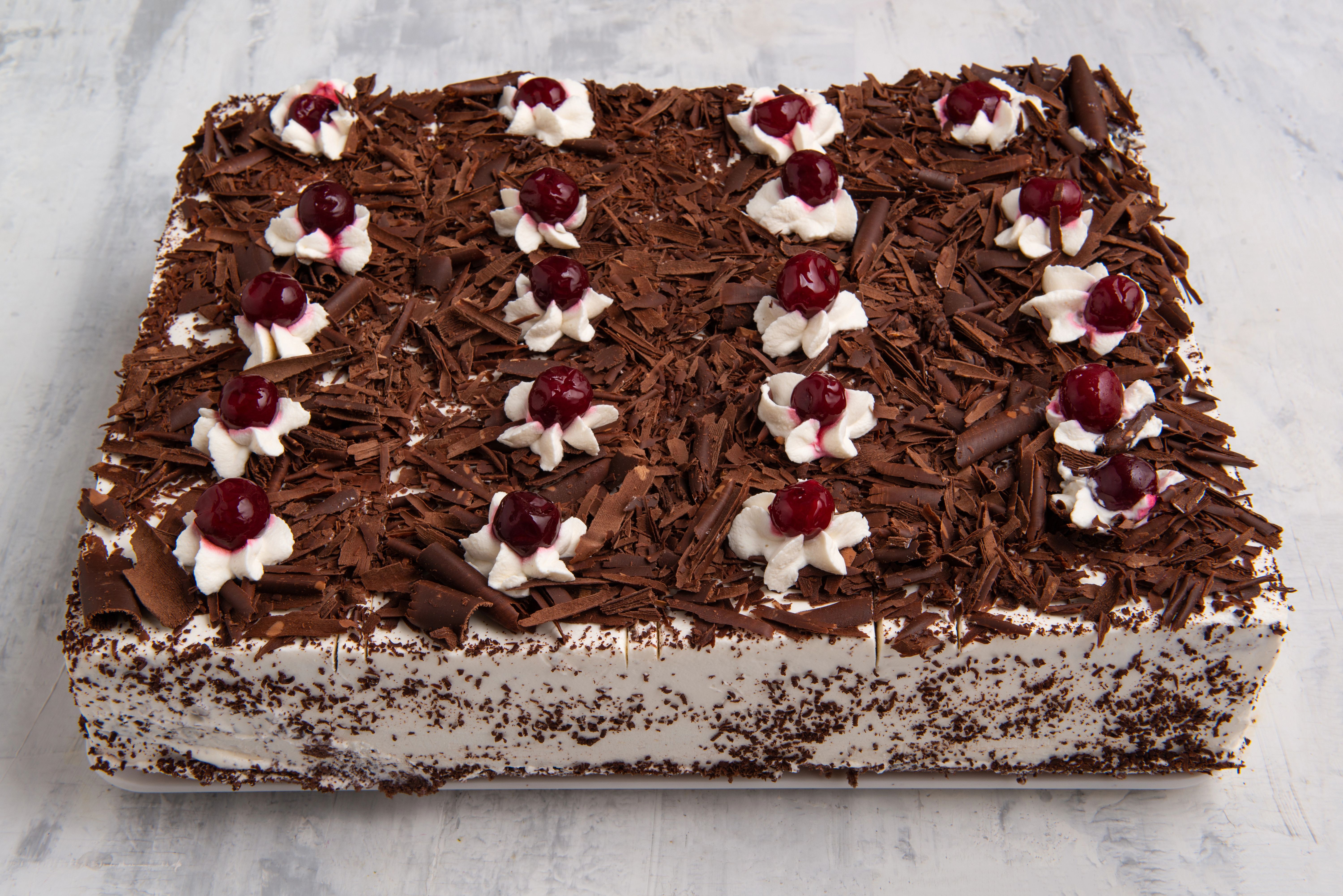 Cremig, fruchtig, einfach gemacht: Rezept für Schwarzwälder Kirschtorte vom Blech