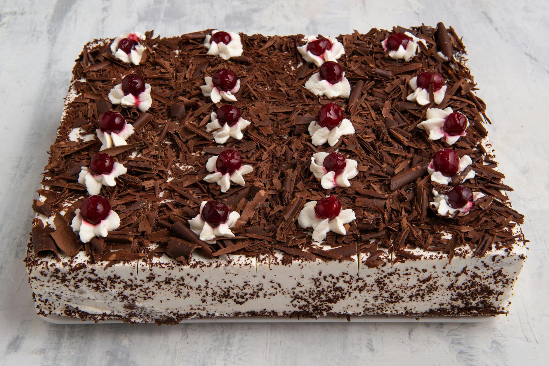 Schwarzwälder Kirschtorte gehört zu den beliebtesten Torten und Kuchen in Deutschland.