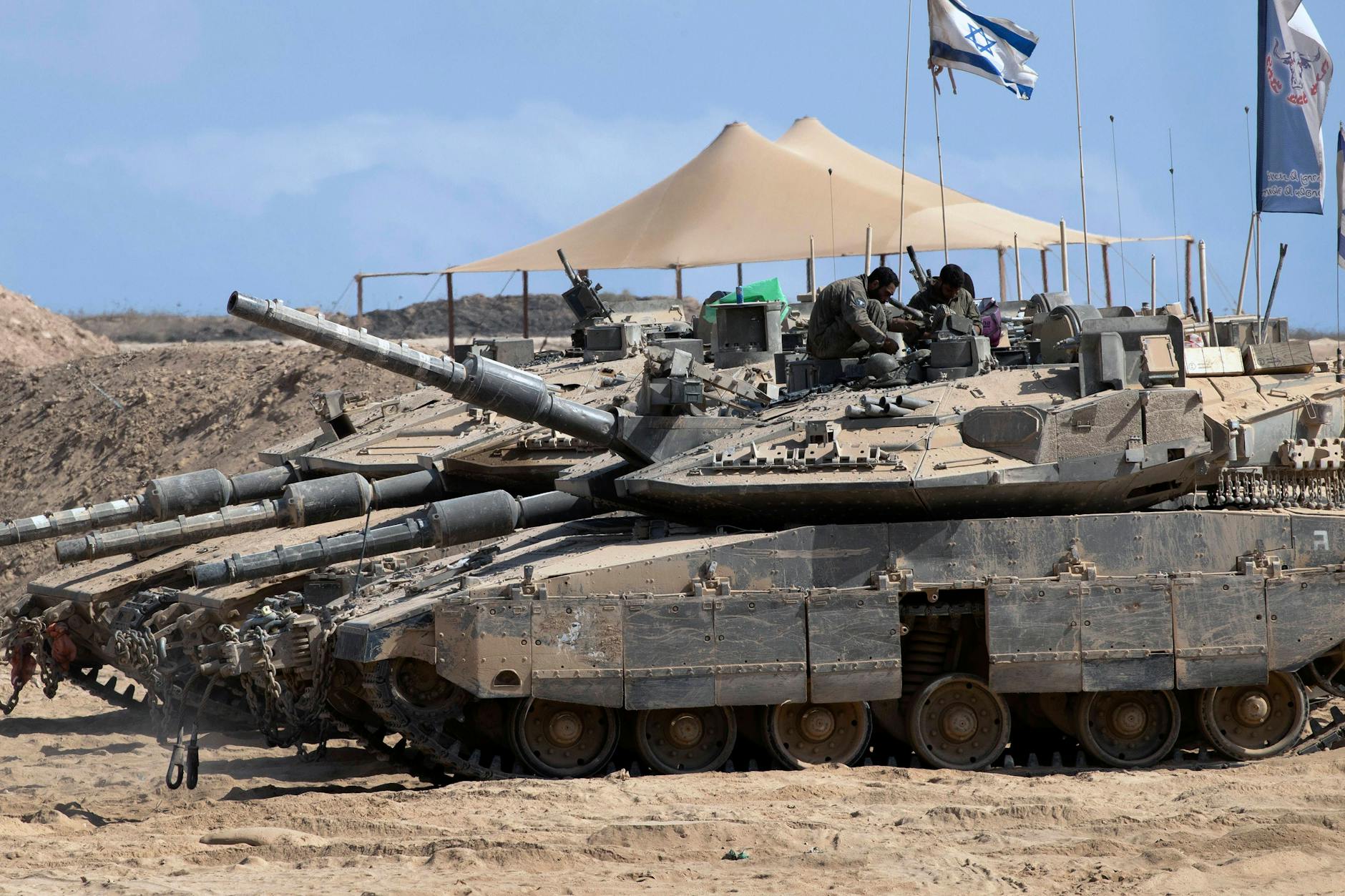 Israelische Soldaten bereiten Panzer in einem Sammelpunkt nahe der Grenze zum Gazastreifen vor.