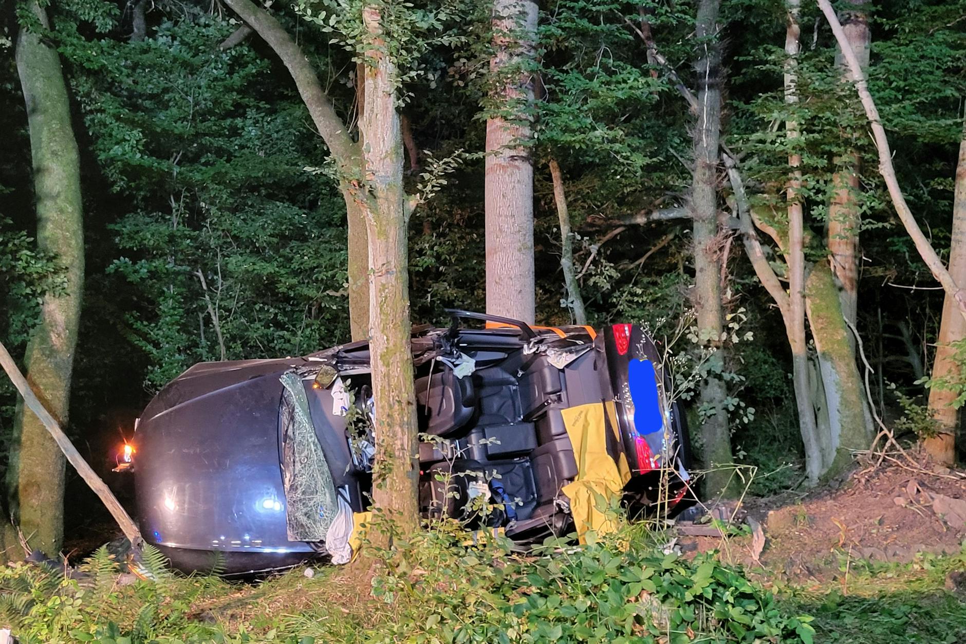 Der Wagen war gegen mehrere Bäume geprallt.