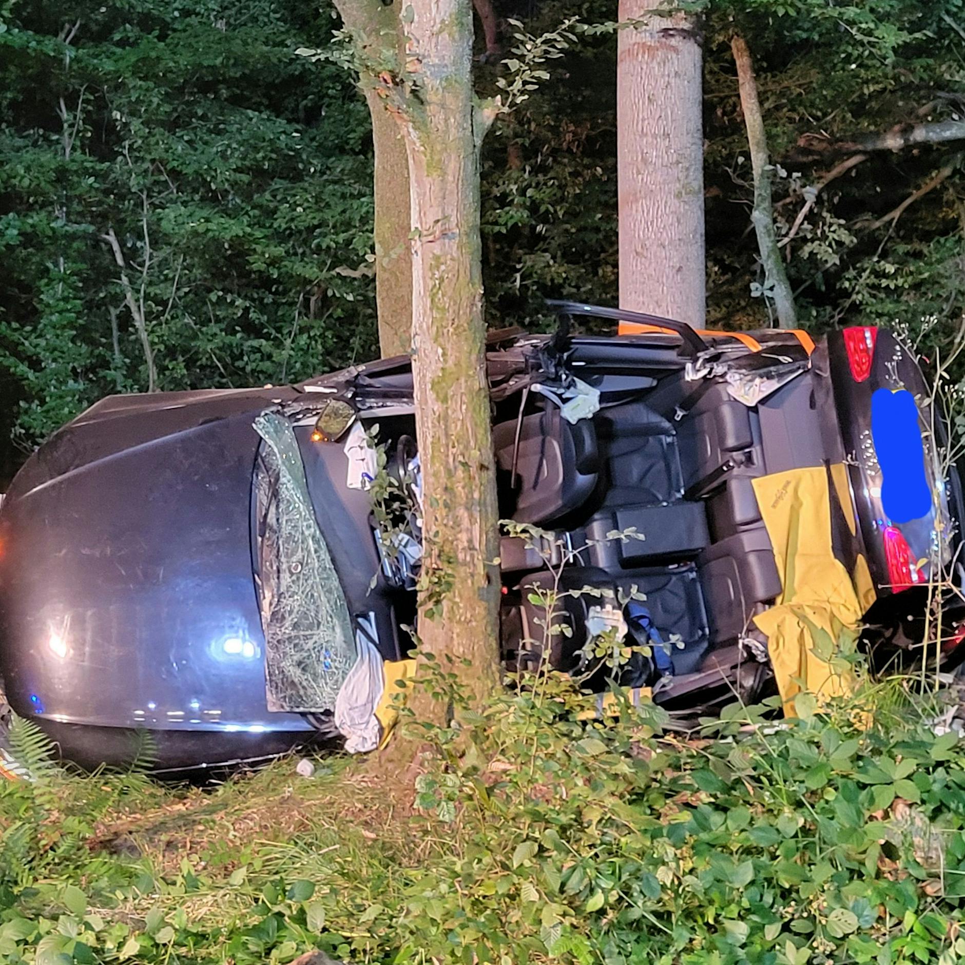 Horror-Crash: Auto schleudert 30 Meter weit, zwei Ehepaare tot!
