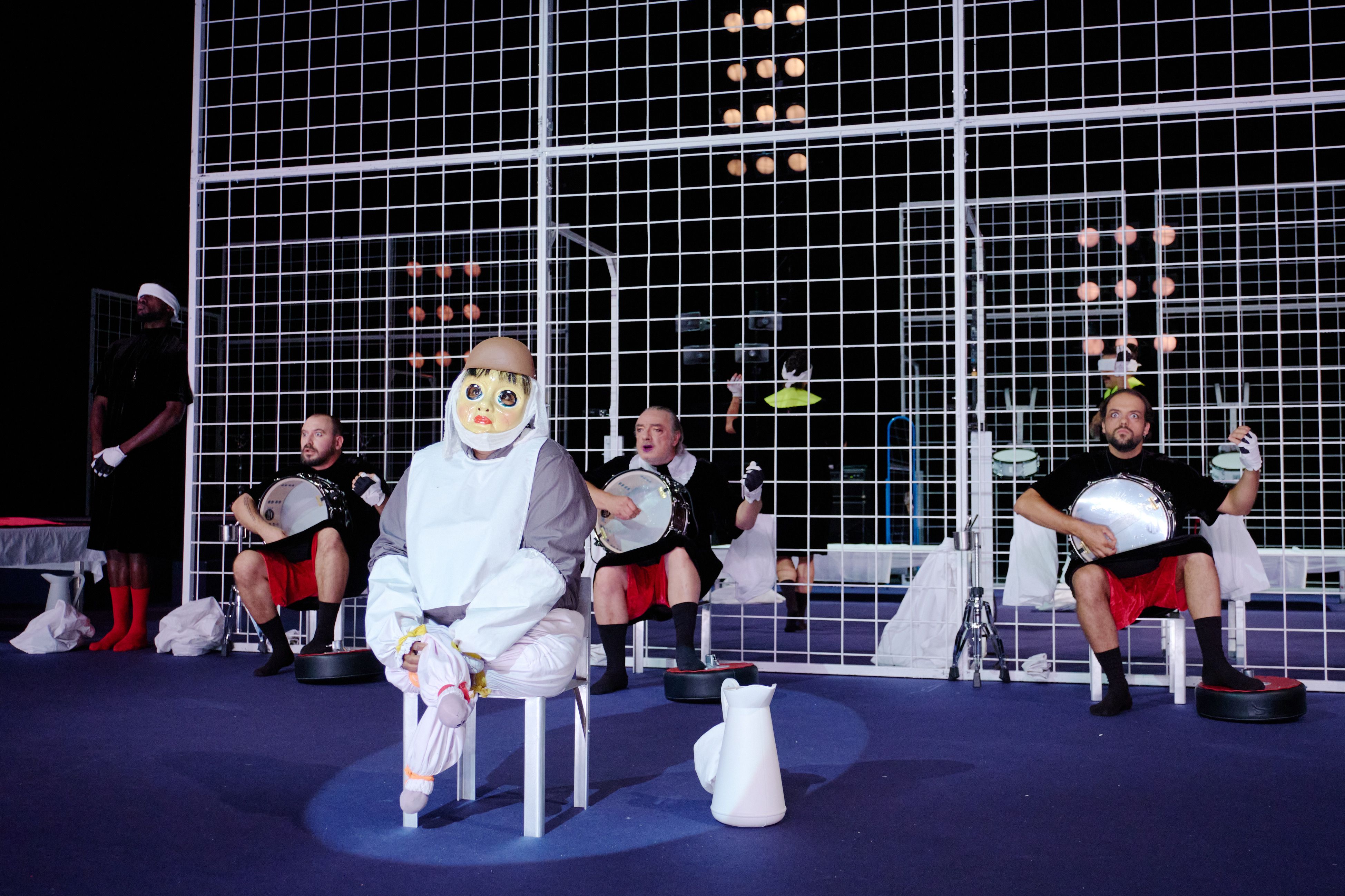 Das tobende Tollhaus: Das Hebbel am Ufer zeigt eindringliche Tanz-Performances