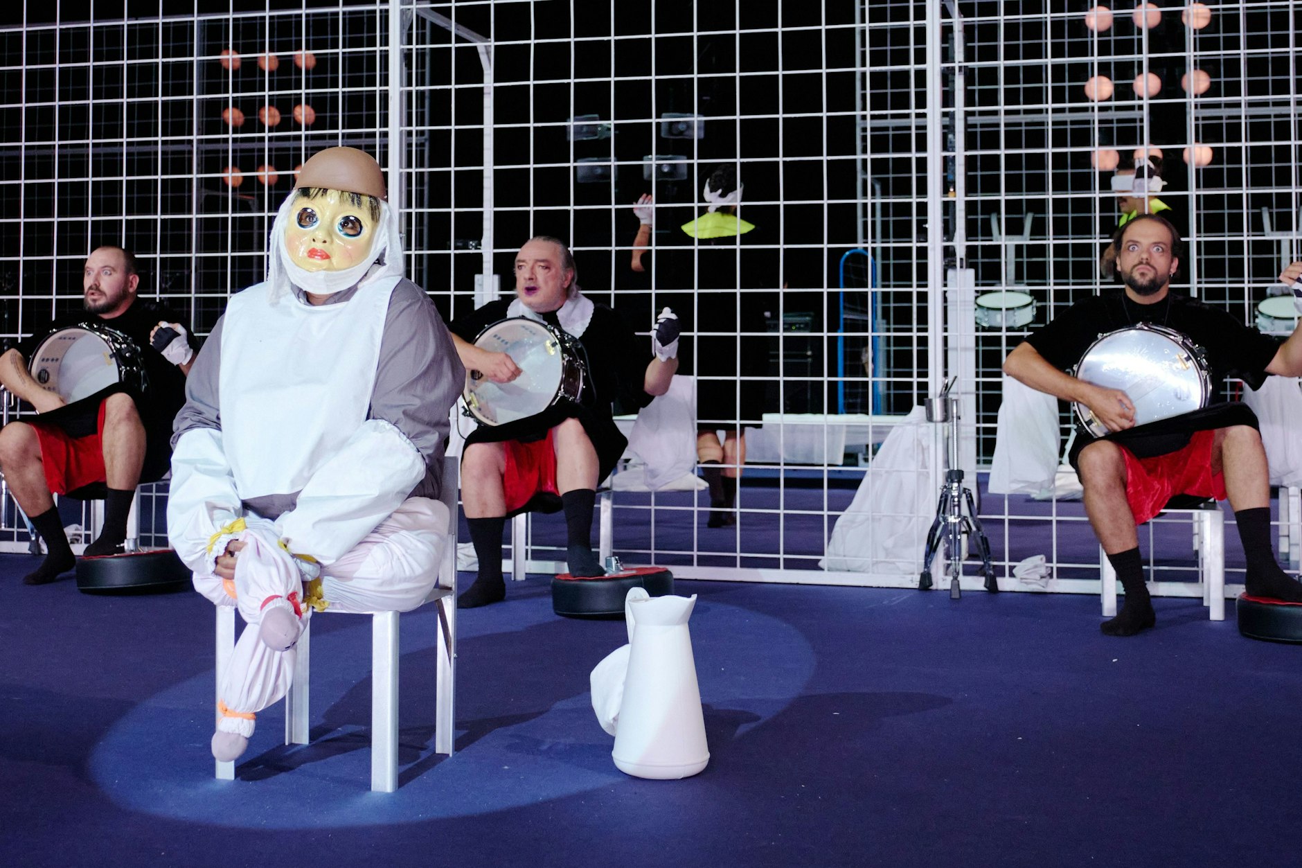 Die kapverdische Künstlerin Marlene Monteiro Freitas (vorn) erzählt tänzerisch eine Geschichte von Liebe, Kampf und Freiheit.