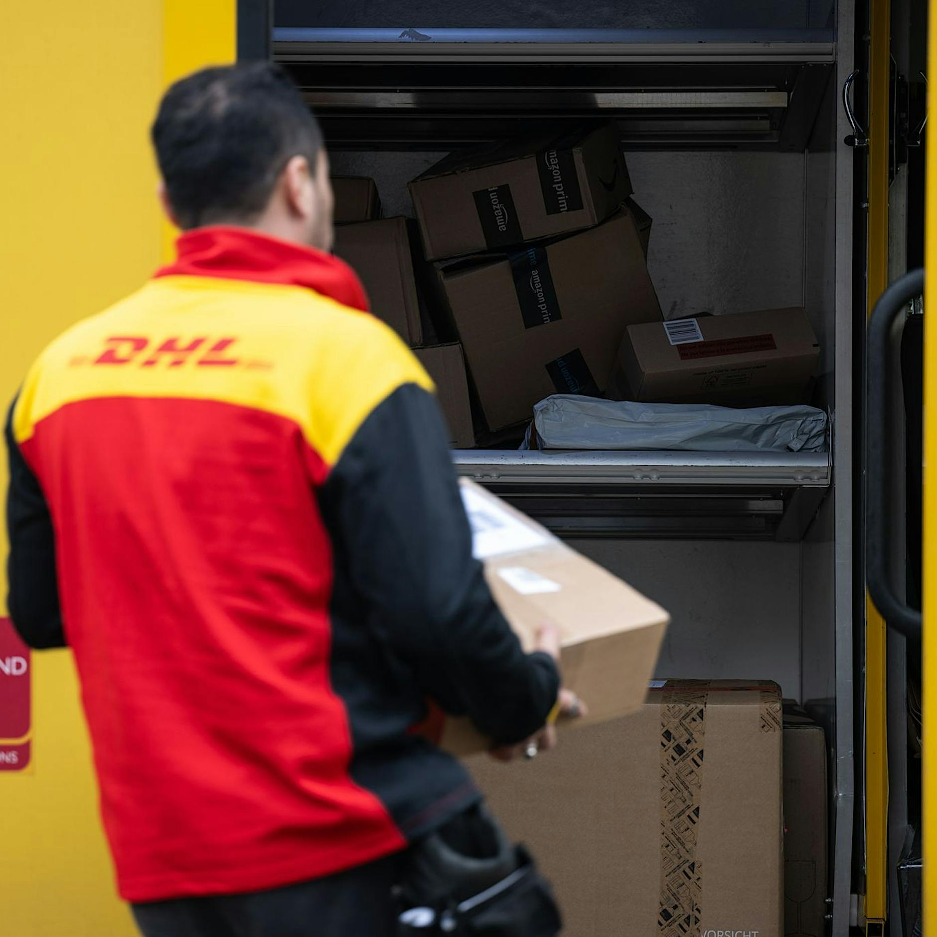 DHL schränkt Paketversand in die USA ein – neue Zollregeln von Trump