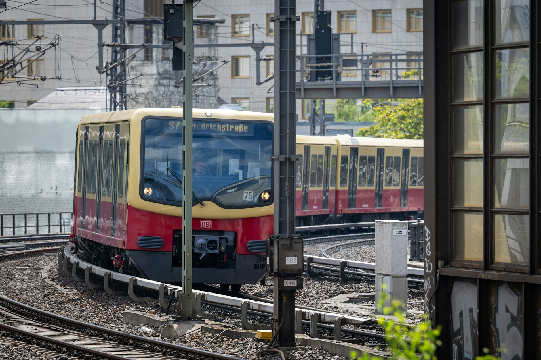Ein Zug der S-Bahnlinie S7 fuhr samt Fahrgästen auf ein Abstellgleis.