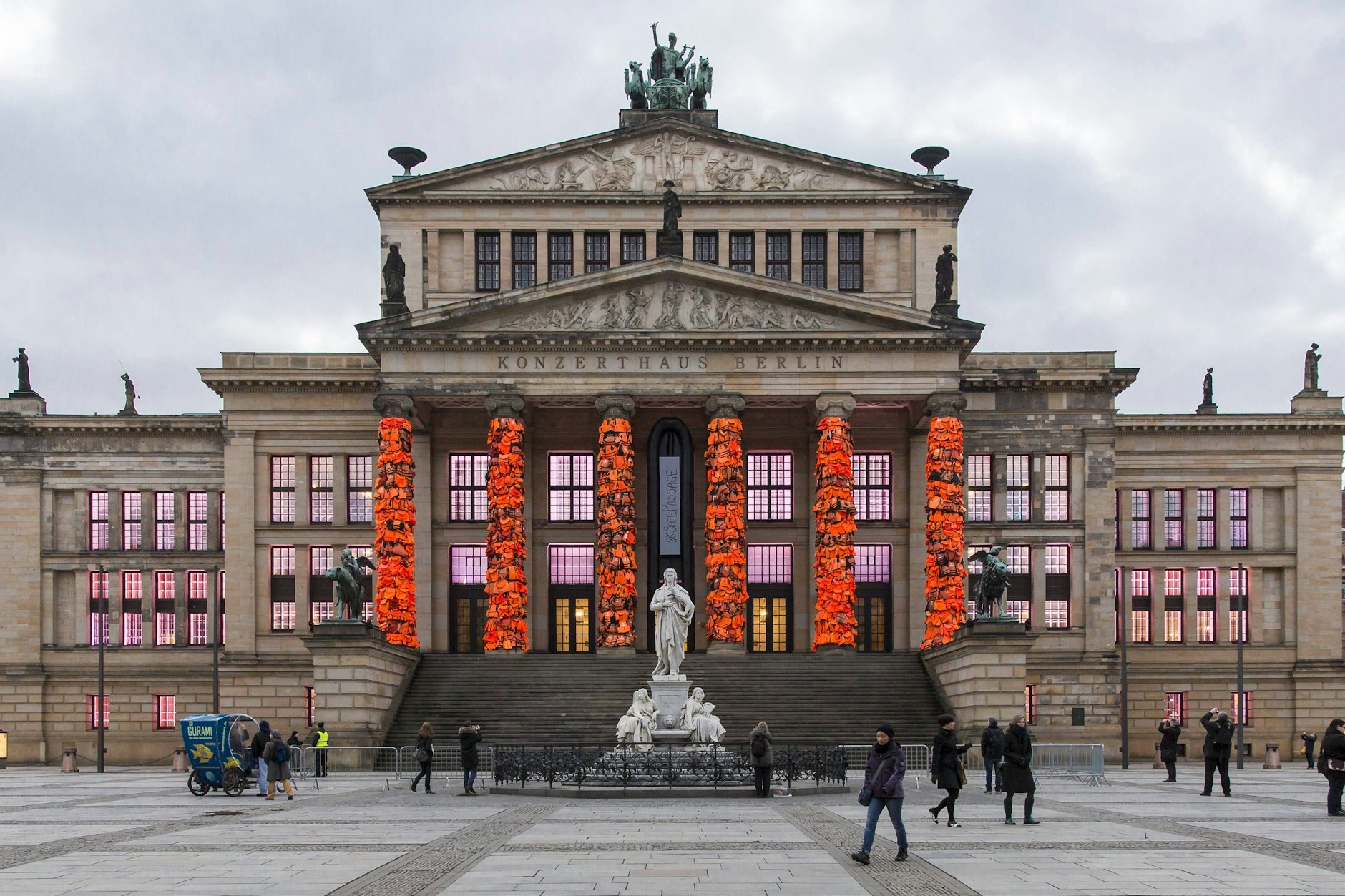Februar 2016: Ai Weiweis Installation aus Schwimmwesten der Flüchtlinge von Lesbos an den Säulen des Berliner Schauspielhauses.