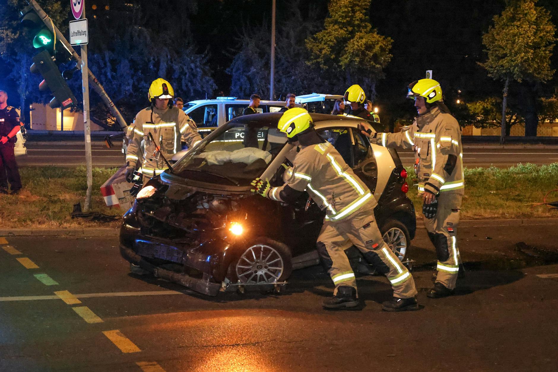 Schwerer Verkehrsunfall in der Nacht um kurz nach 2 Uhr auf der Potsdamer Straße in Tiergarten.