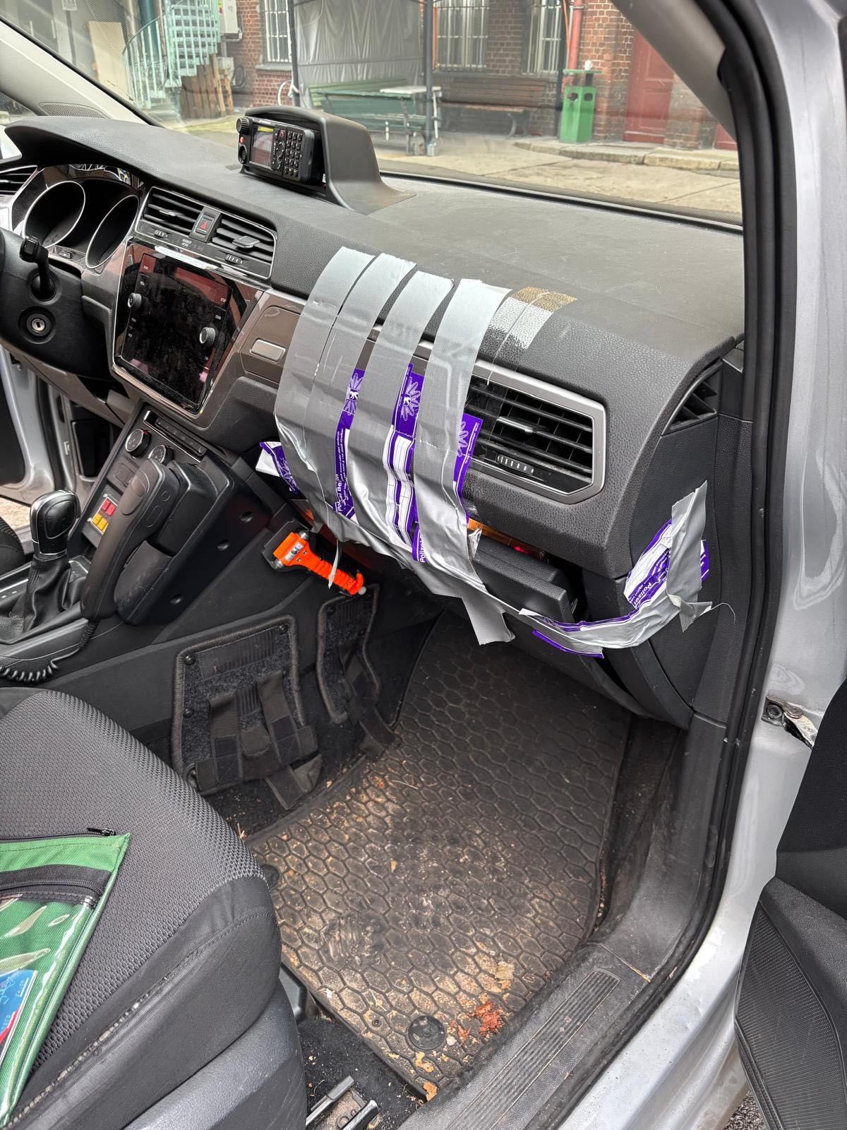 Image - Geflickt mit Klebeband und MacGyver-Tricks: Berlins Polizeiwagen sind in katastrophalem Zustand