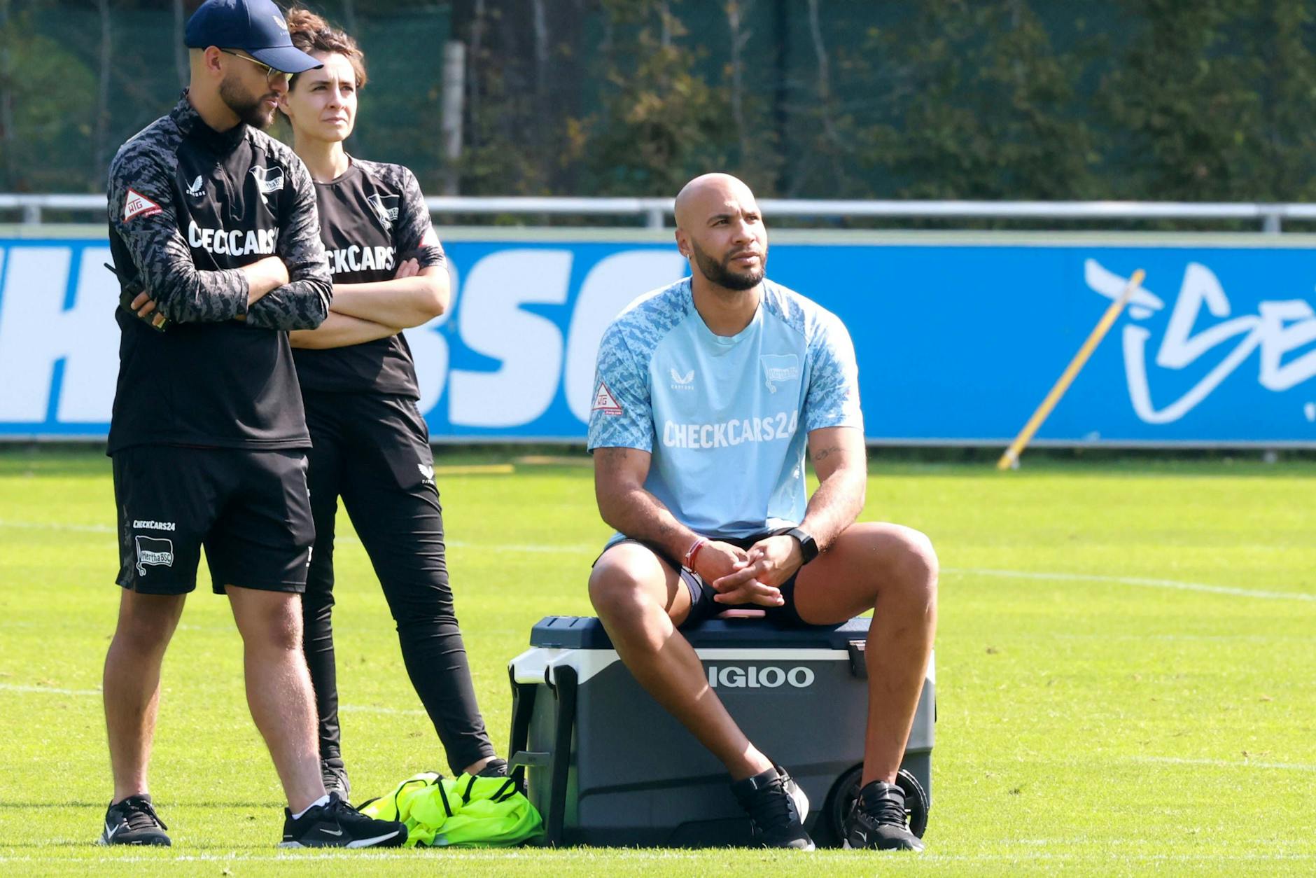 Herthas Verteidiger John Anthony Brooks kann beim Mannschaftstraining momentan nur zuschauen.