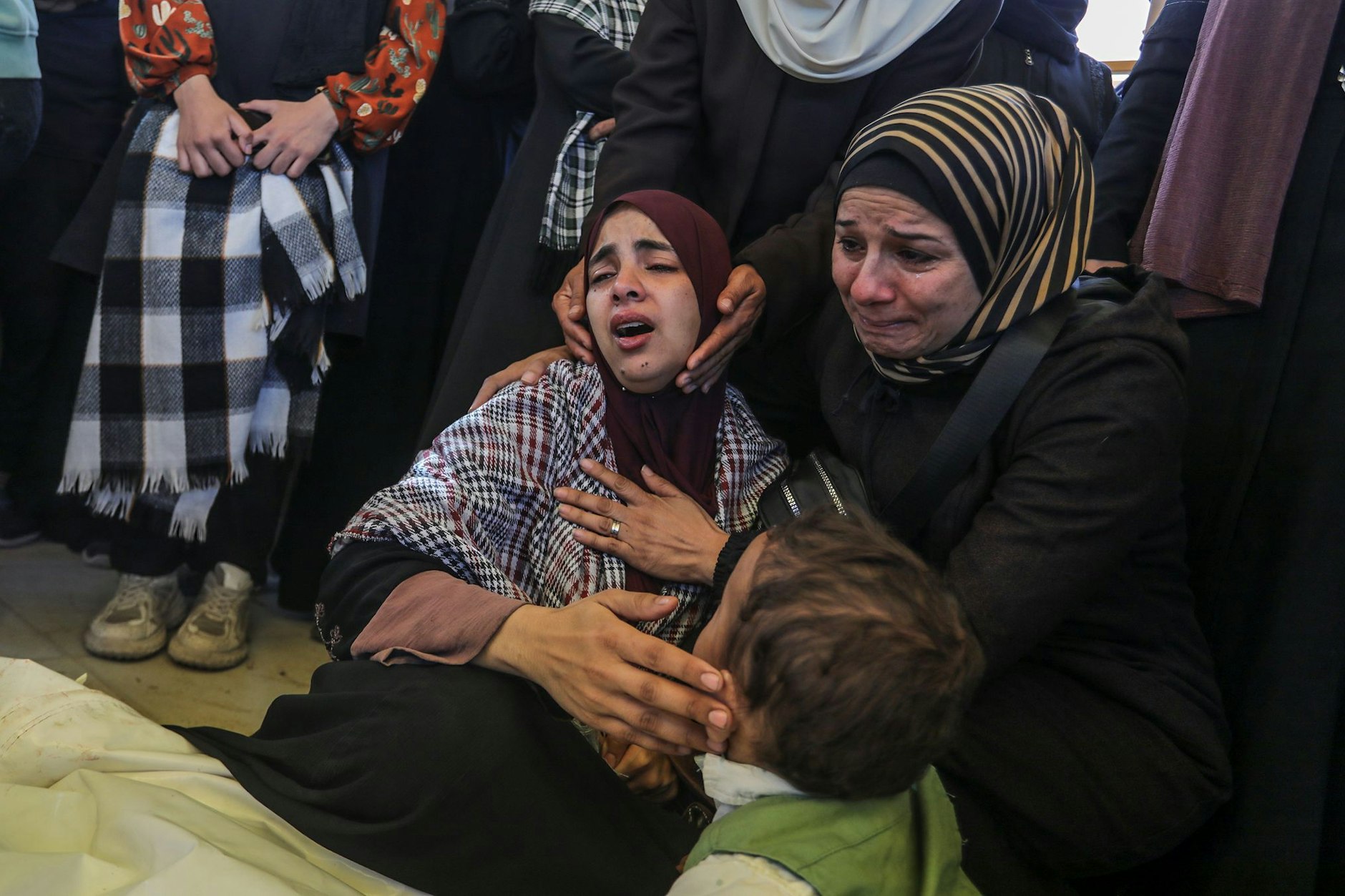 Palästinensische Frauen trauern um getötete Angehörige.
