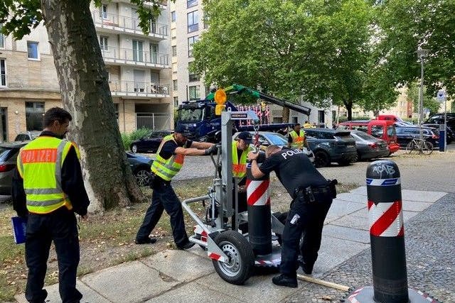 Angst vor einem Anschlag: In der Senefelderstraße hieven Polizisten vor der Einmündung in die Bernauer Straße Poller auf die Gehwege.