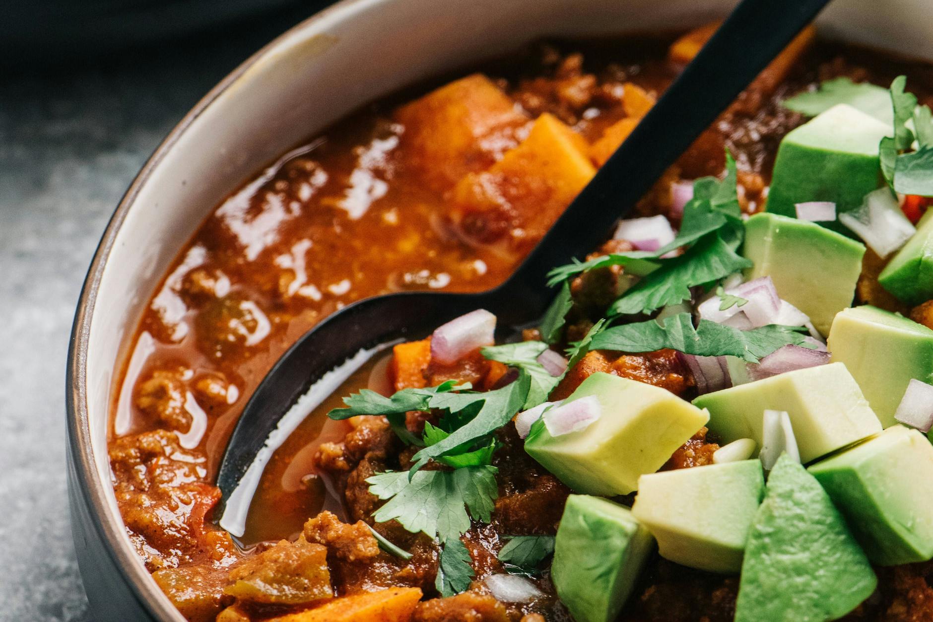 Mit Fleisch und Süßkartoffeln: Unser Rezept für ein ordentliches Chili con Carne.